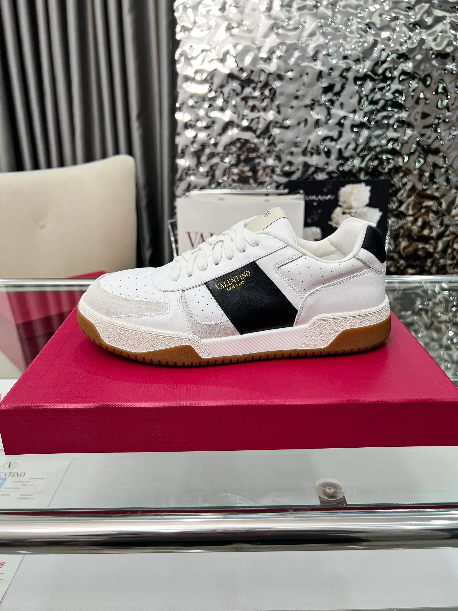 【Valentino】P: 660💰 Couple style, size: women 35-40▪️men 39-44 (customized at 45.46) Valentino 𝑶𝒏𝒆𝑺𝒕𝒖𝒅 Couple sports shoes series Valentino 2025 new couple sports shoes are on sale. The original ZP purchase and disassembly. Repeated pattern making and modification. 1:1 restoration! Top luxury masterpiece, lace-up design, soft and comfortable imported calfskin brings excellent elegant texture and excellent on-foot comfort. Top purchasing version upper: imported calfskin surface/original oil edge craftsmanship. Lining: water-dyed sheepskin lining. Outsole: original development 𝐓𝐏𝐔 two-color combination outsole. Packaging: full package with original configuration.